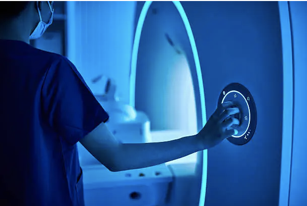 Patient vid MR-skanner under besöket